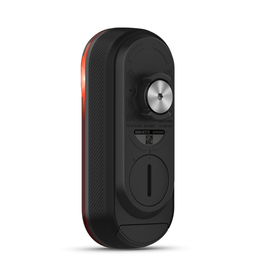 Egy fekete Garmin Varia RCT715 hátsó lámpa. Piros fénysávval és ezüst rögzítőlappal rendelkezik. A részletek a hátoldalon vannak feltüntetve.