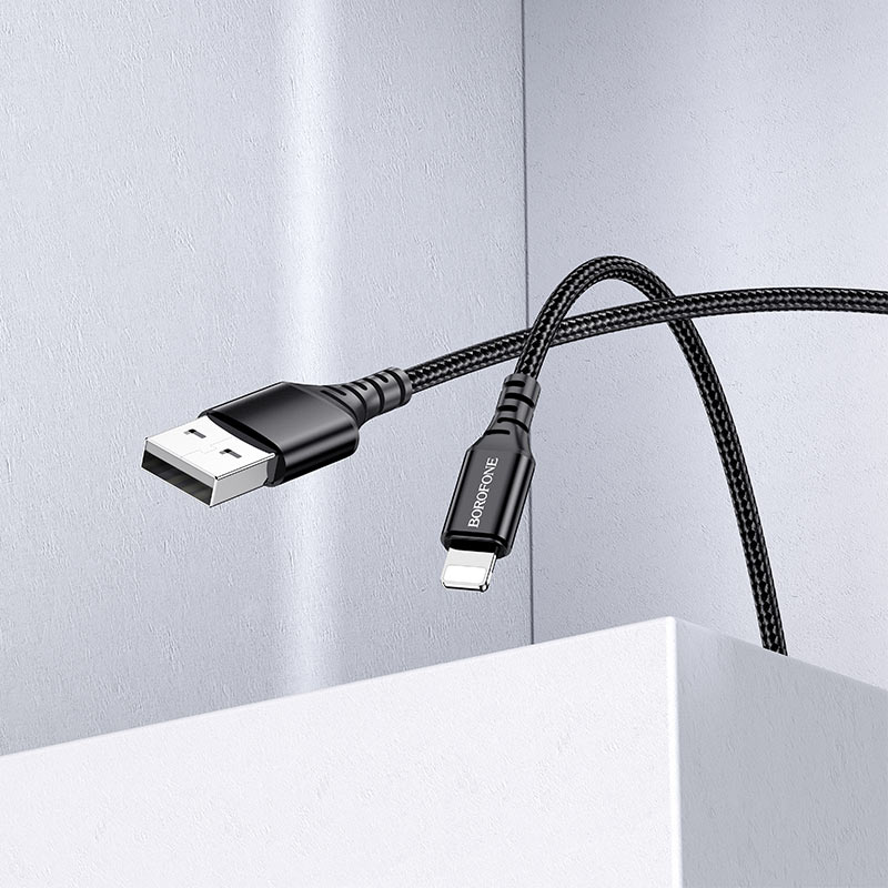 Fekete USB - Lightning kábel, Borofone márka, fehér és szürke felületen.