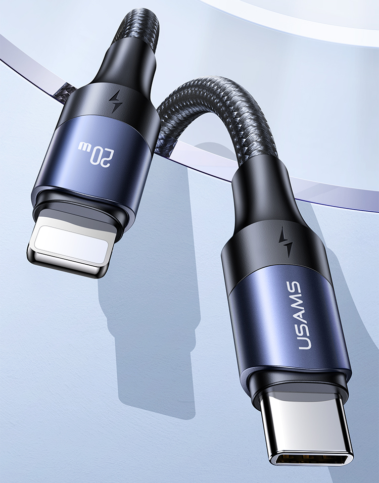 Fekete-kék kábel USB-C és Lightning csatlakozóval, szögből nézve.