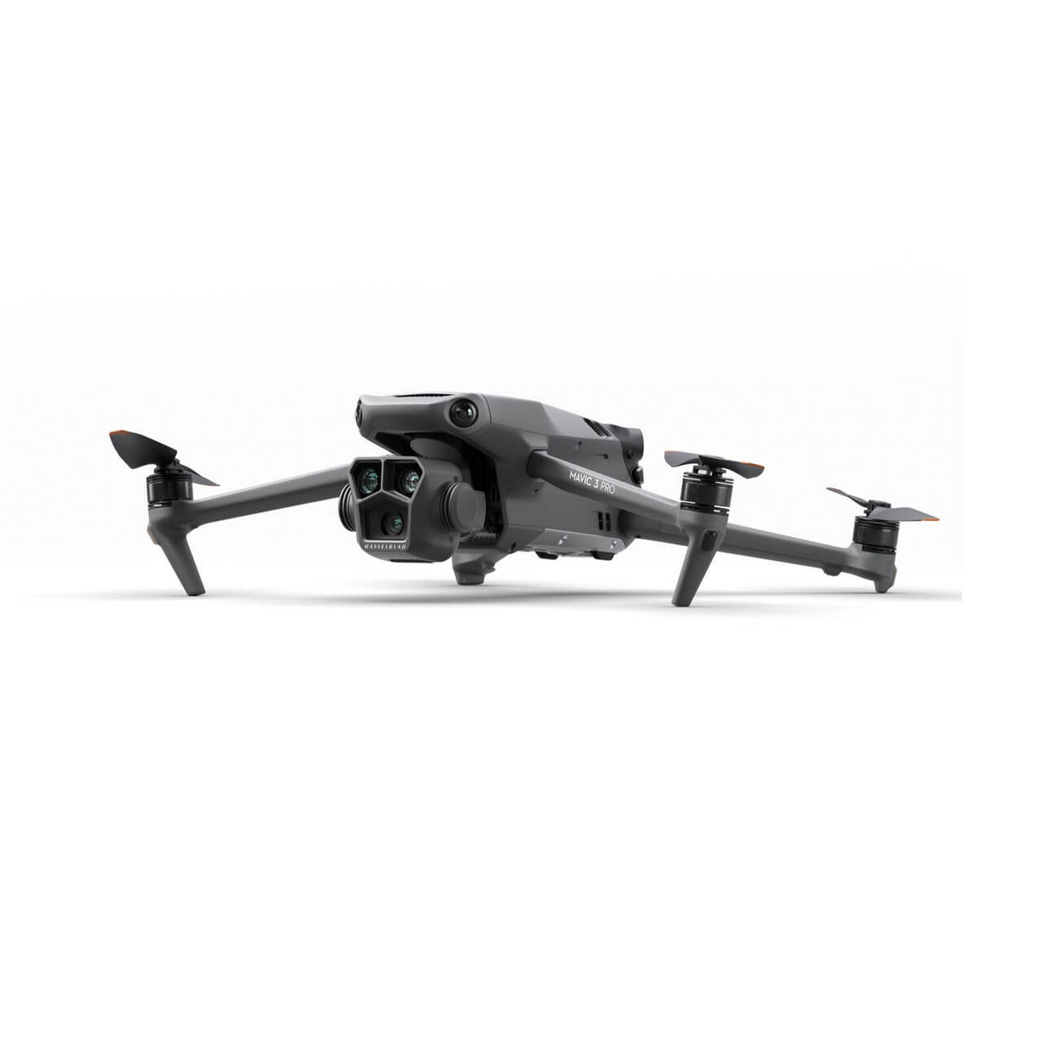 Un drone DJI Mavic 3 Pro gris, avec trois caméras et des hélices, sur fond blanc.