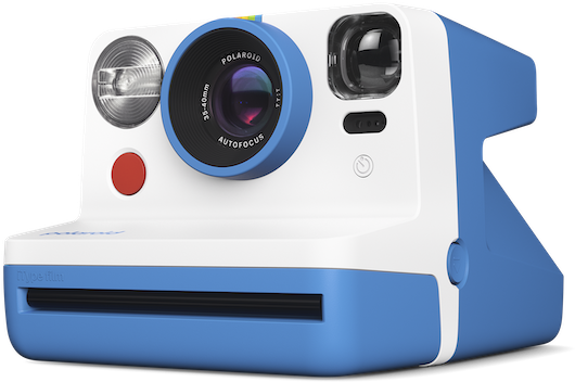 Polaroid kamera, kék és fehér. Van rajta lencse, vaku, piros gomb és szöveg.