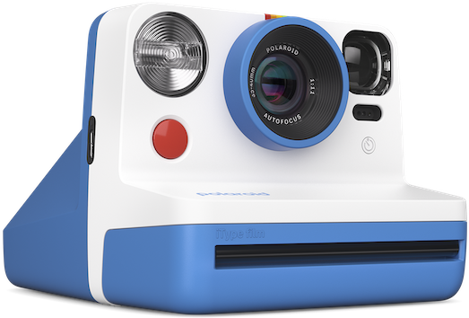 Egy fehér-kék Polaroid fényképezőgép piros gombbal és objektívvel.