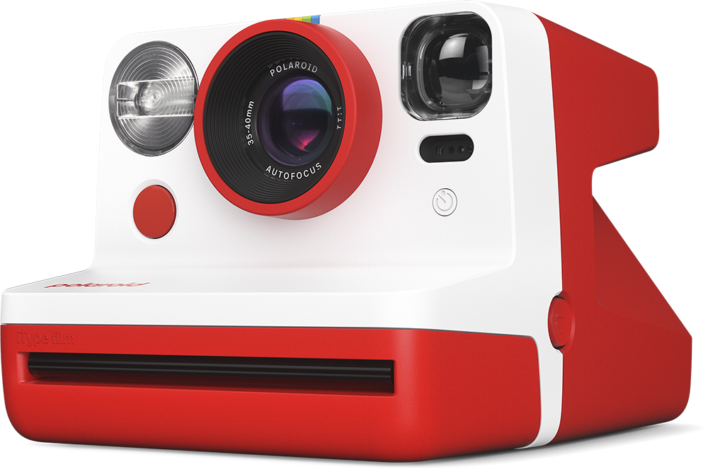 Piros-fehér Polaroid fényképezőgép, objektívvel és vakuval, fekete háttéren.