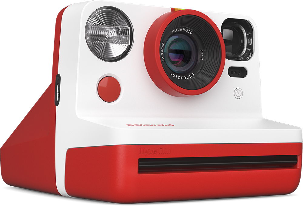Egy piros-fehér Polaroid kamera lencsével és vakuval, fekete háttér előtt.