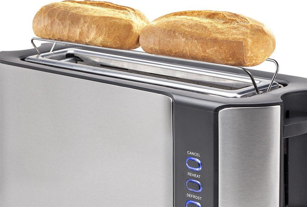 Un grille-pain en acier inoxydable avec deux tranches de pain sur le dessus.
