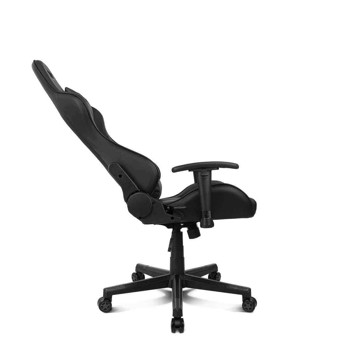 Silla gaming negra sobre fondo blanco, vista lateral.