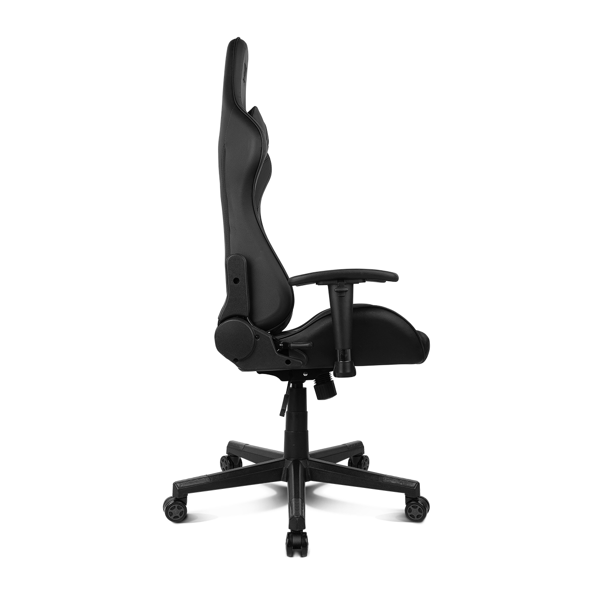 Silla de juego negra, vista lateral, con respaldo alto, reposabrazos y ruedas.