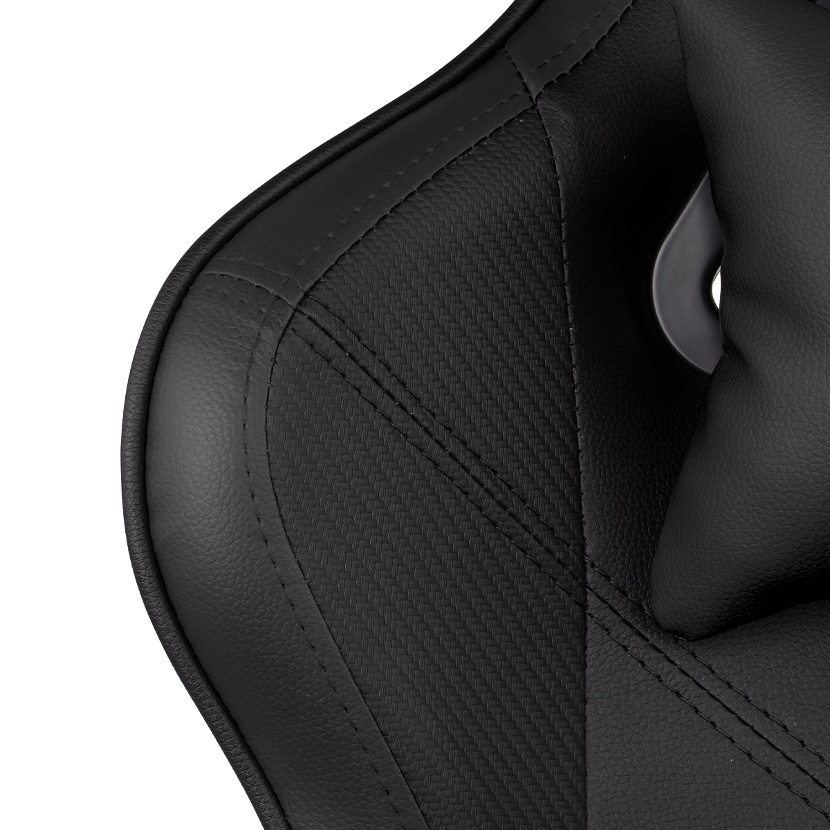 Primer plano del reposacabezas y la parte superior de la espalda de una silla gaming negra con detalles cosidos.