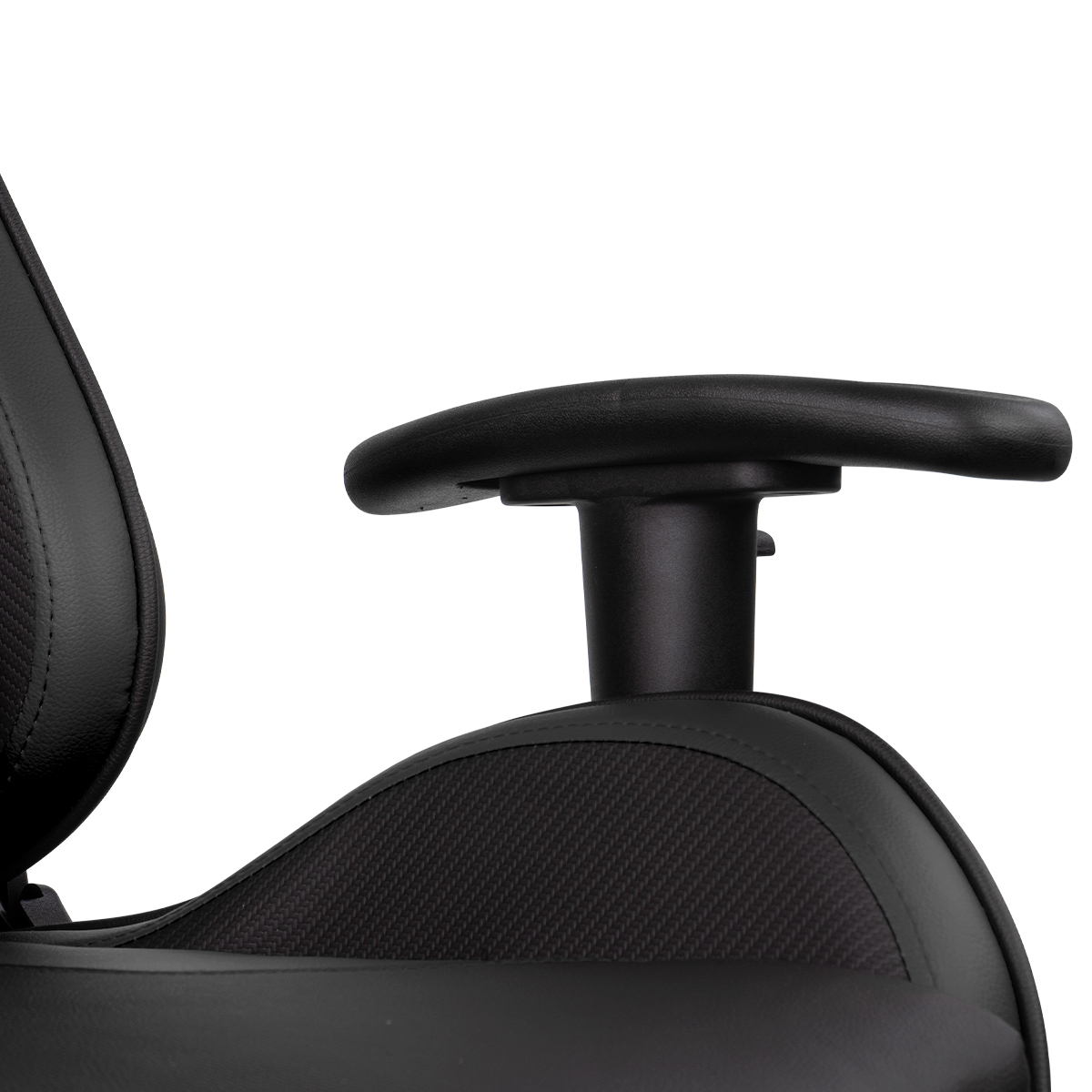 Primer plano de un reposabrazos de silla negro, que muestra el reposabrazos negro y parte del asiento.