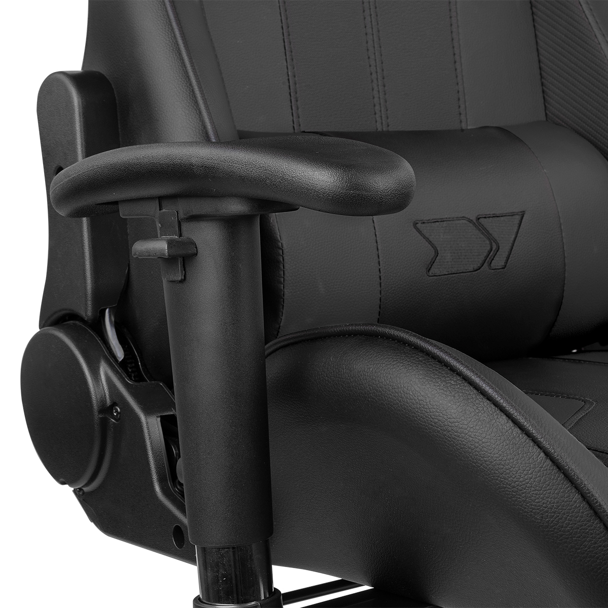 Primer plano del reposabrazos negro de una silla gaming, mostrando detalles y textura.