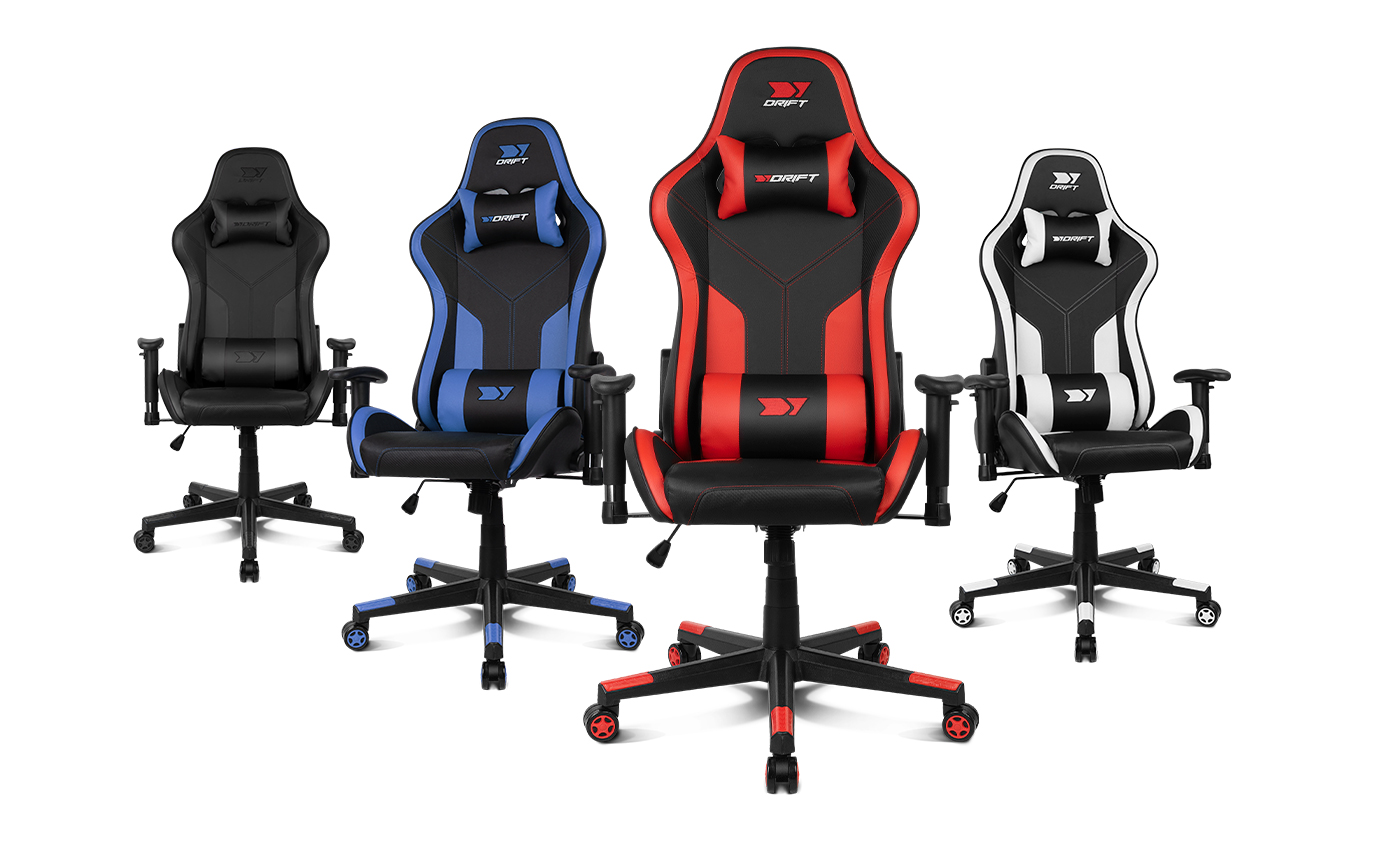 Cuatro sillas gaming en negro, azul, rojo y blanco. Cada una tiene reposacabezas y ruedas.