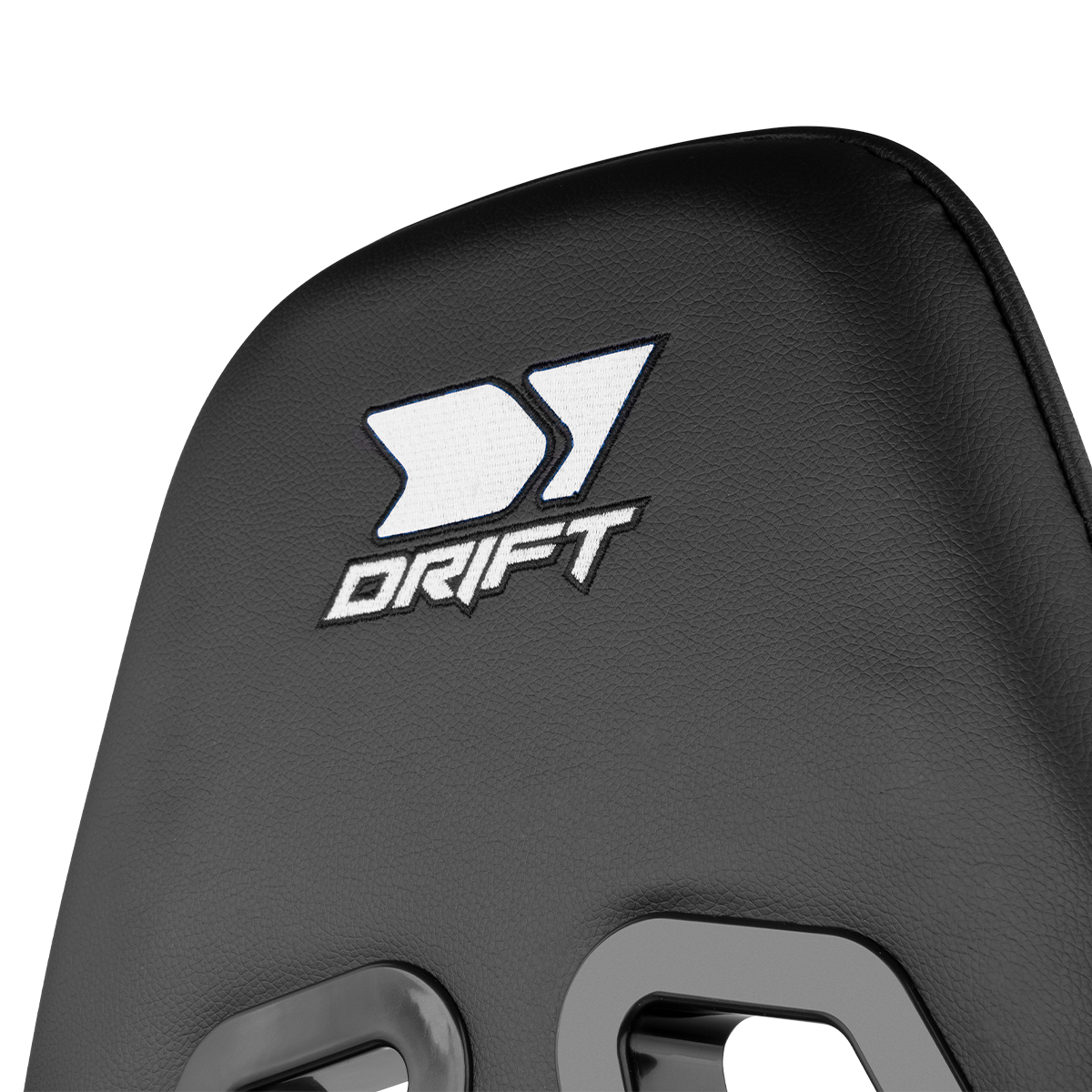 Asiento negro con el logotipo DRIFT blanco cosido en el respaldo. El asiento es para un coche.