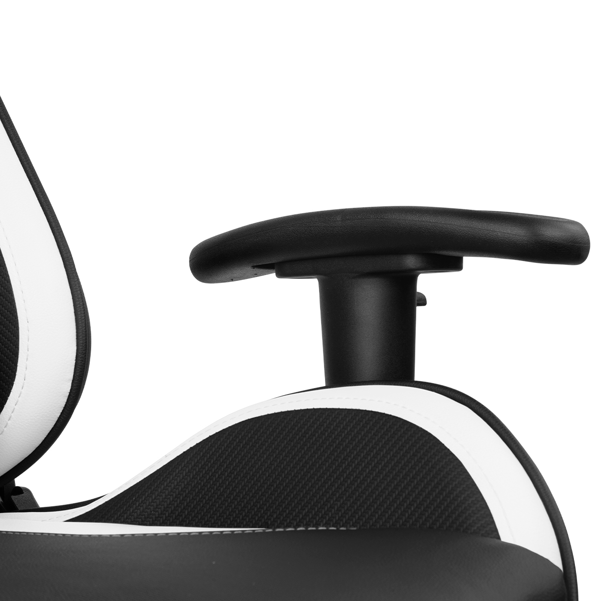 Primer plano del reposabrazos de una silla gaming negra y blanca sobre fondo blanco.