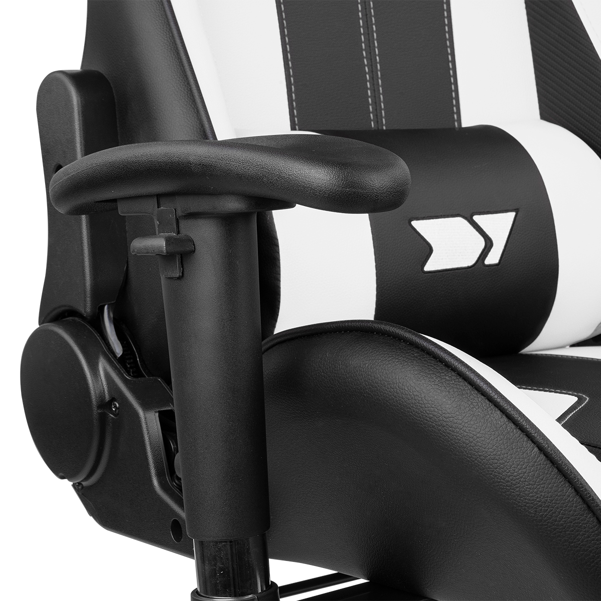 Detalle de silla gaming: diseño blanco y negro, reposabrazos y un logotipo en el respaldo. Vista de cerca.