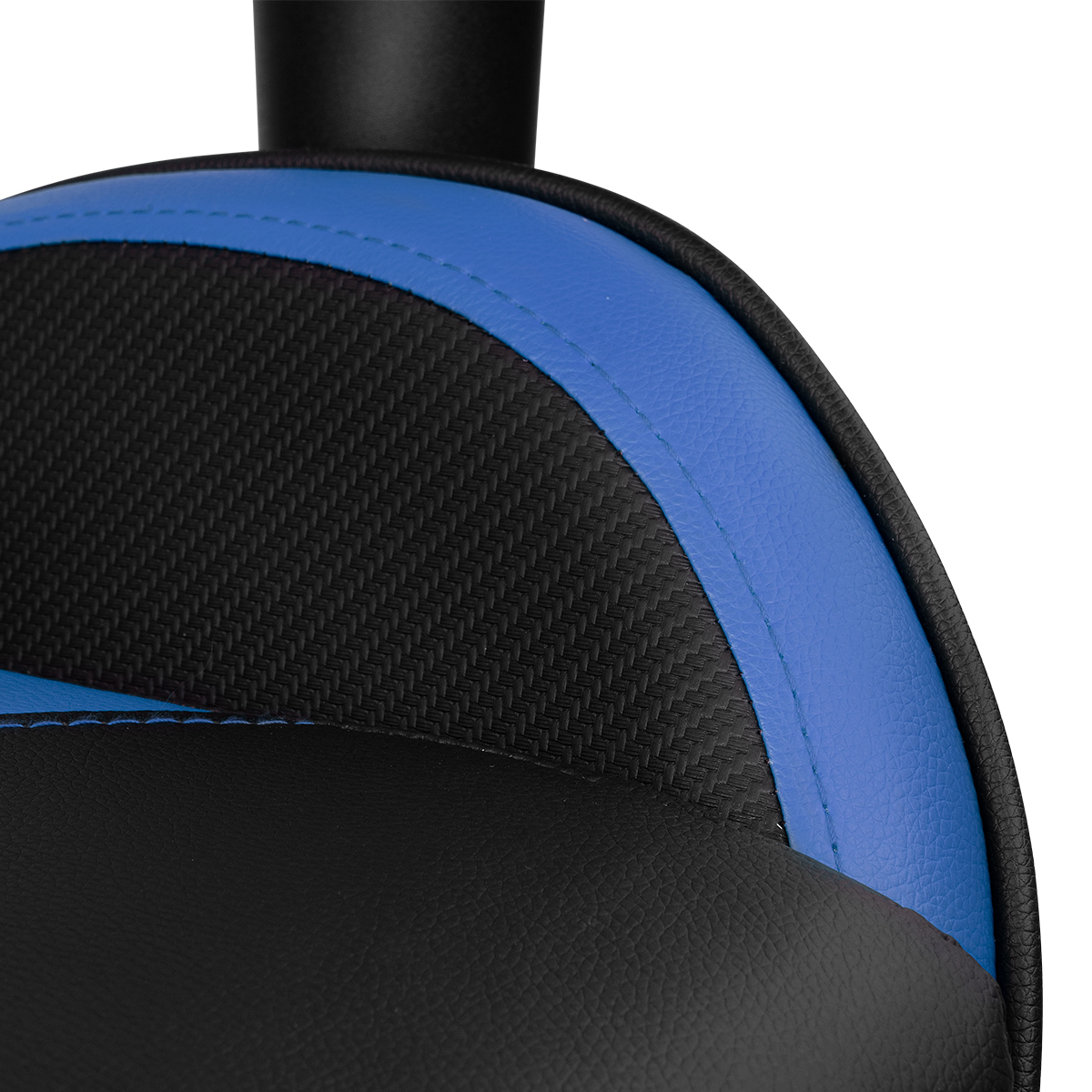 Primer plano de un asiento de silla gamer. Tiene fibra de carbono negra, ribete azul y cuero negro.