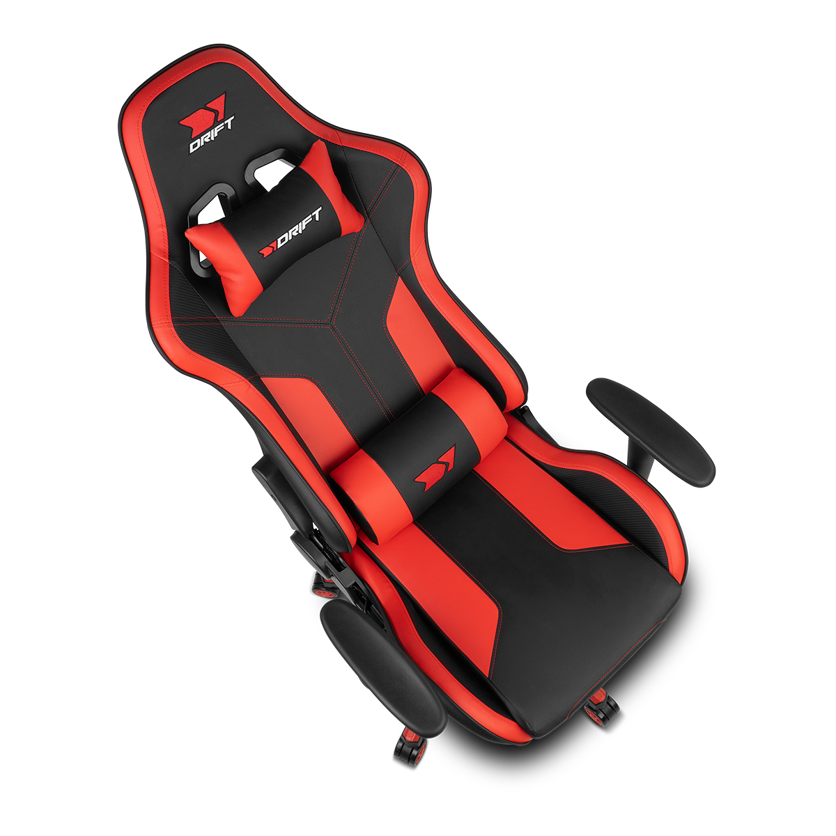 Una silla gaming negra y roja. Tiene reposacabezas y cojín lumbar, ambos con un logotipo.