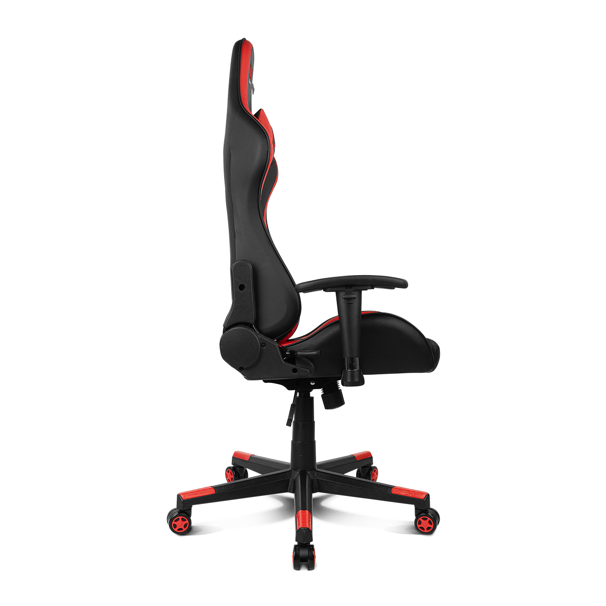 Una silla de juego roja y negra, vista de lado. La silla tiene respaldo alto y ruedas.