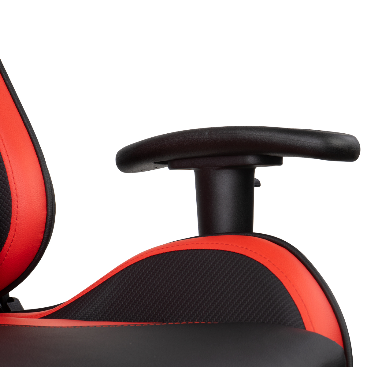 Primer plano del reposabrazos y el asiento de una silla gaming. Combinación de colores rojo y negro.