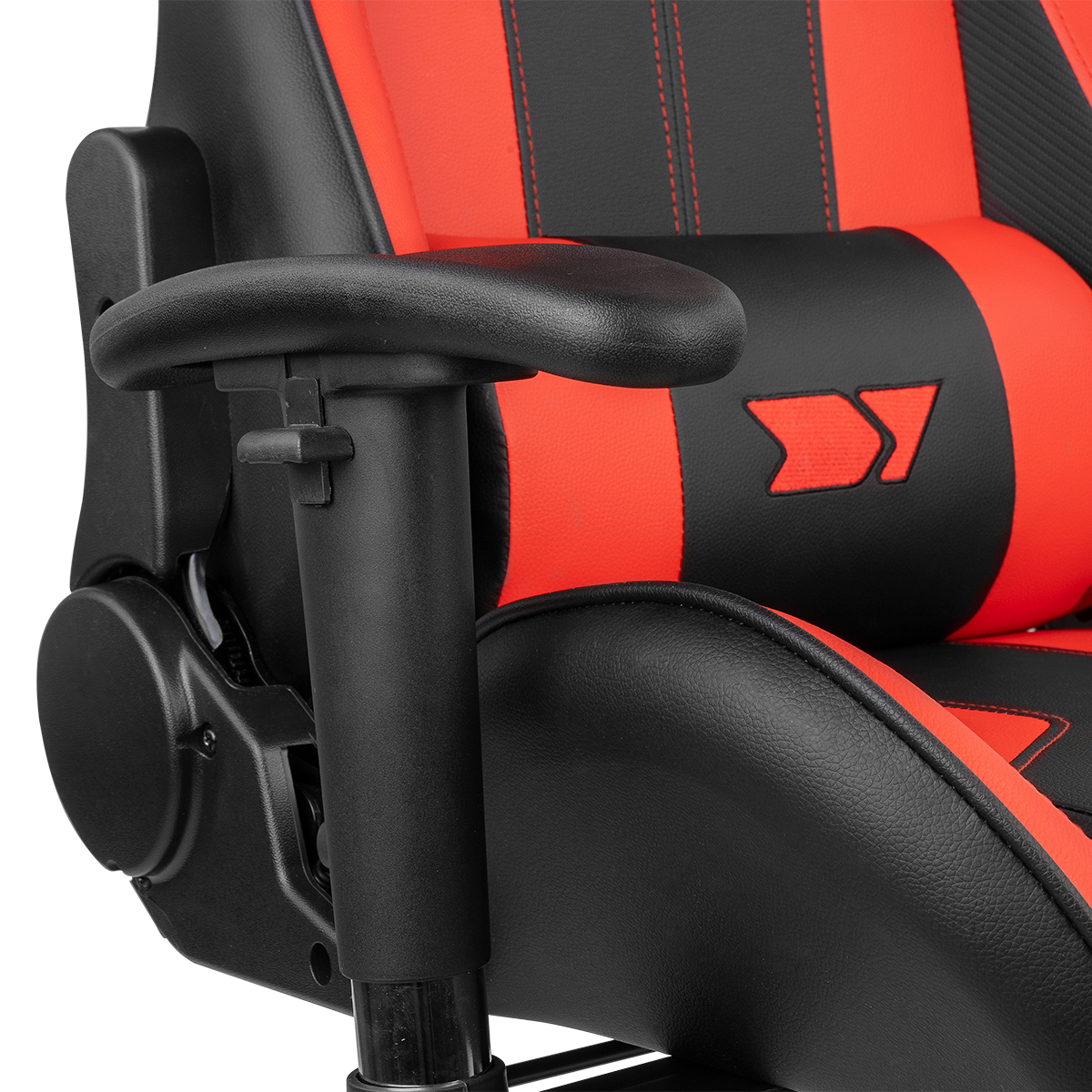 Silla gaming roja y negra con reposabrazos enfocado, fondo negro.