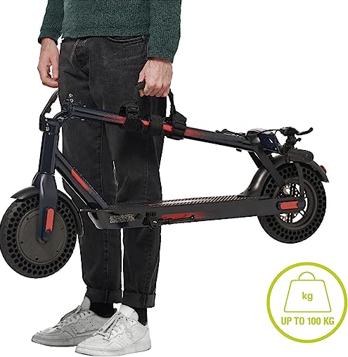 Persona che trasporta uno scooter elettrico nero e rosso, con un limite di peso fino a 100 kg.