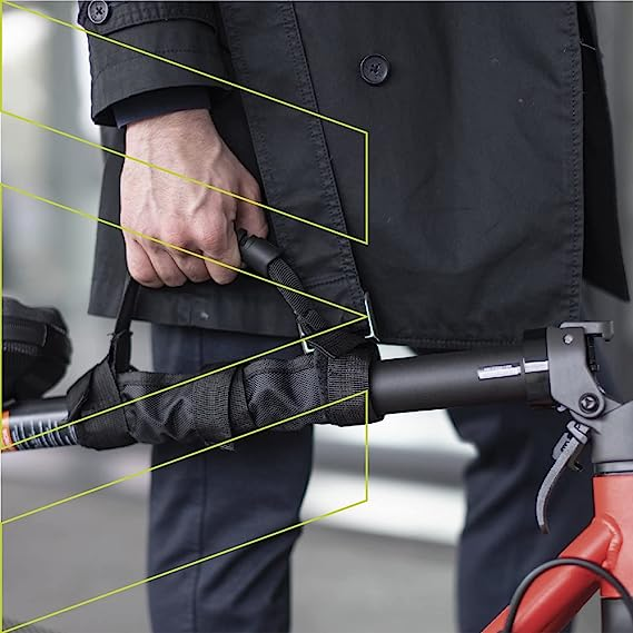 Una persona che tiene il manubrio di uno scooter con un lucchetto nero avvolto, all'aperto.