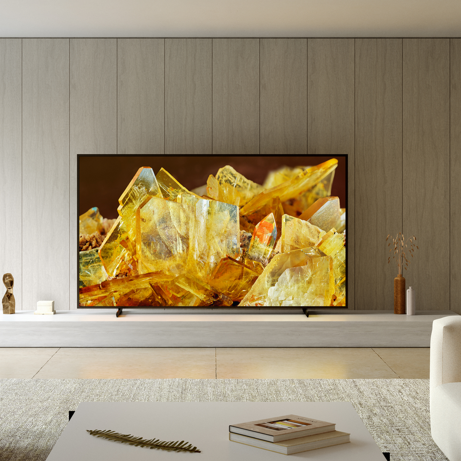 Een moderne tv met een kleurrijk abstract beeld, in een stijlvolle woonkamer.