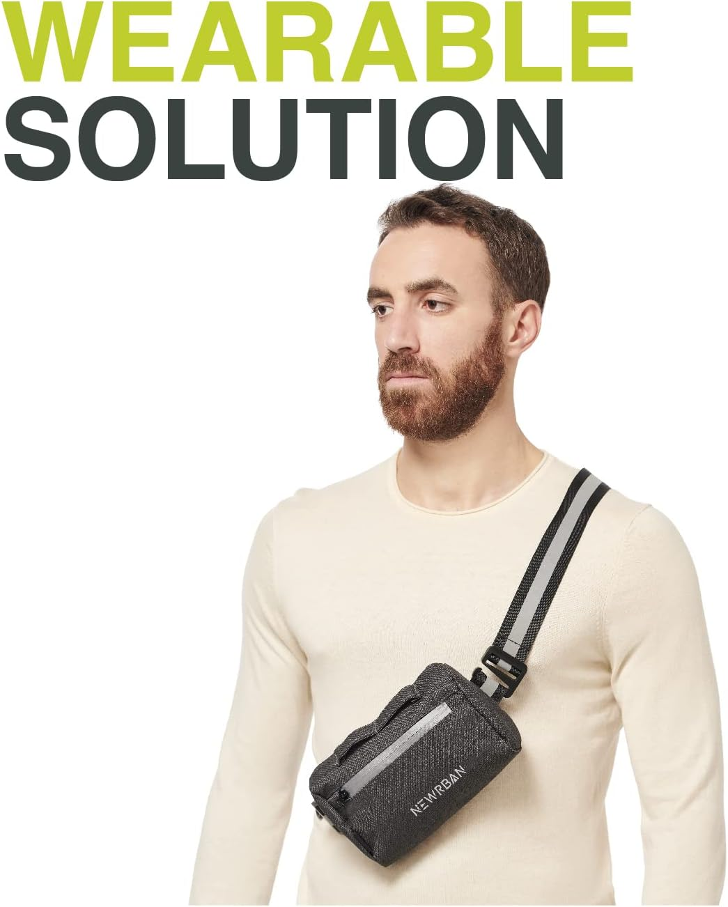 Uomo con una borsa a tracolla grigia. Testo: Wearable Solution. Sfondo bianco.