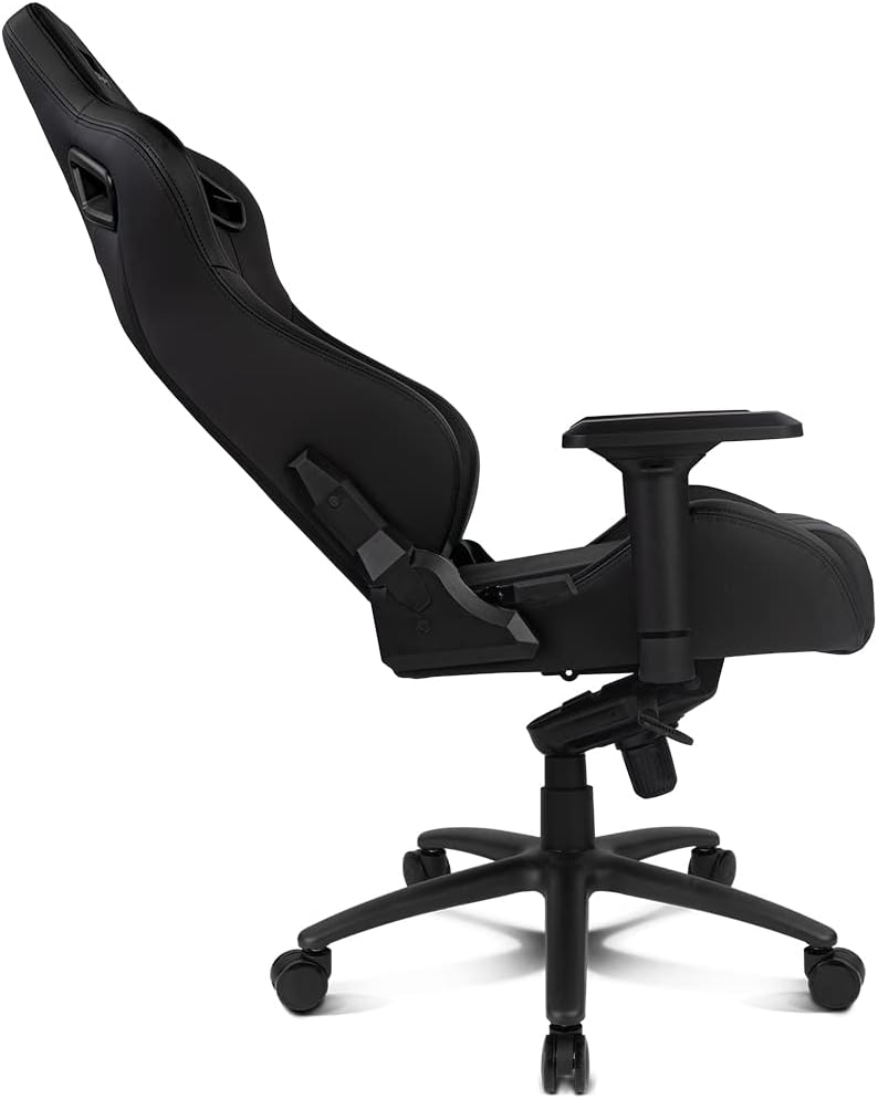 Una silla gamer negra se muestra de lado. El respaldo está inclinado hacia atrás.