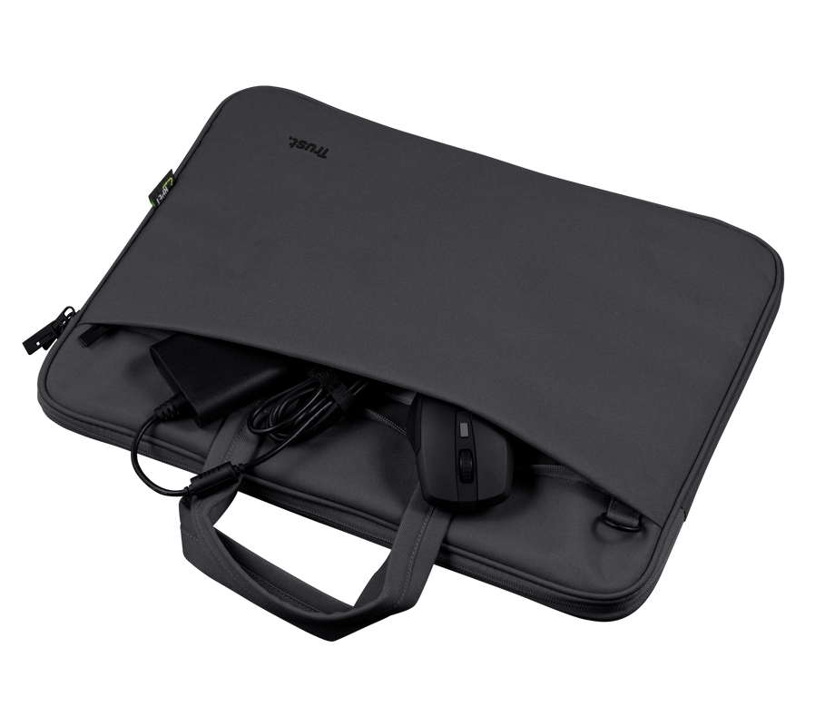 Una funda para portátil gris oscuro con asa, y un cargador y un ratón negros dentro. Está sobre un fondo negro.