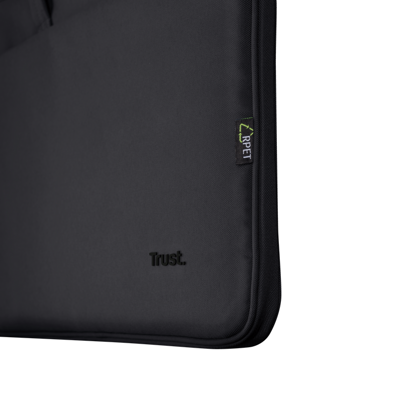 Una funda negra para portátil con la palabra Trust y el logo RPET. La funda es de un material texturizado.