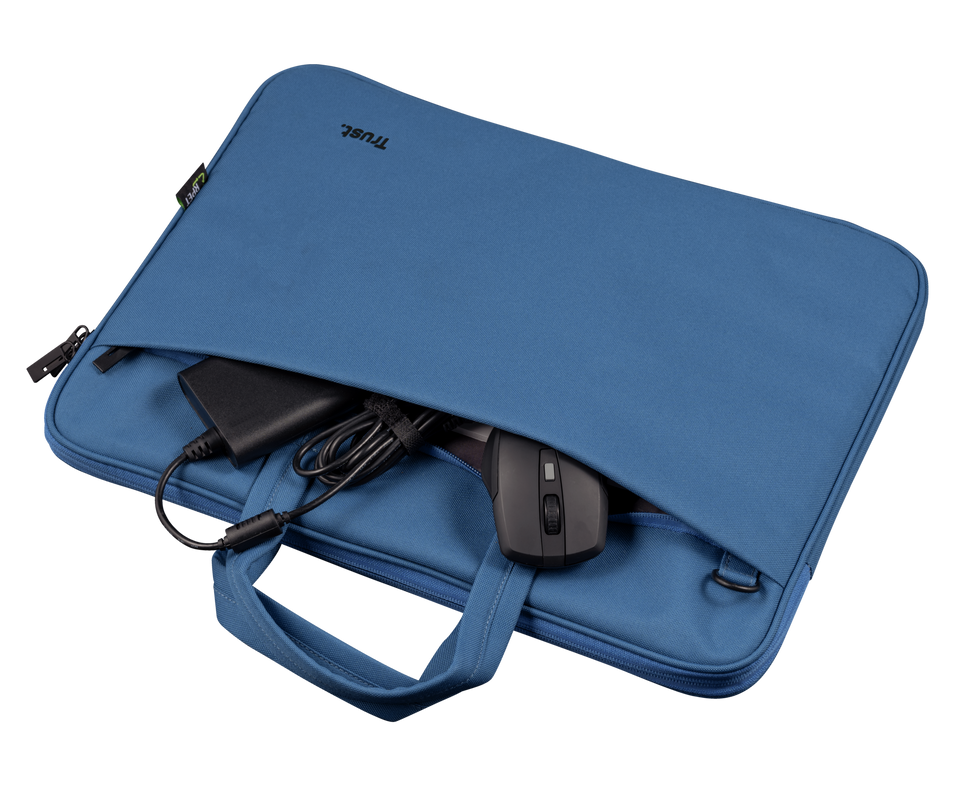 Una bolsa azul para portátil con un cargador, un ratón y un cable dentro.
