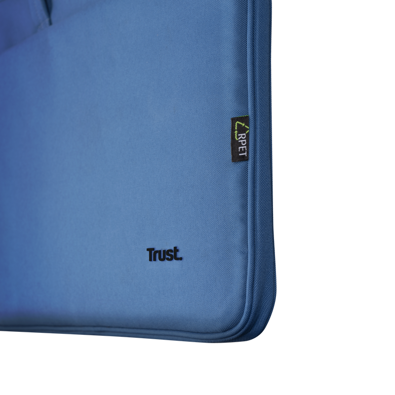 Azul, primer plano de una funda para portátil con el logotipo 'Trust' y una etiqueta verde.