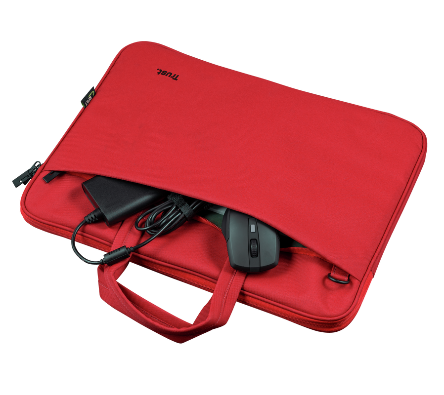 Bolsa roja para portátil con cargador y ratón negro dentro. Abierta, con asa levantada. Fondo negro.