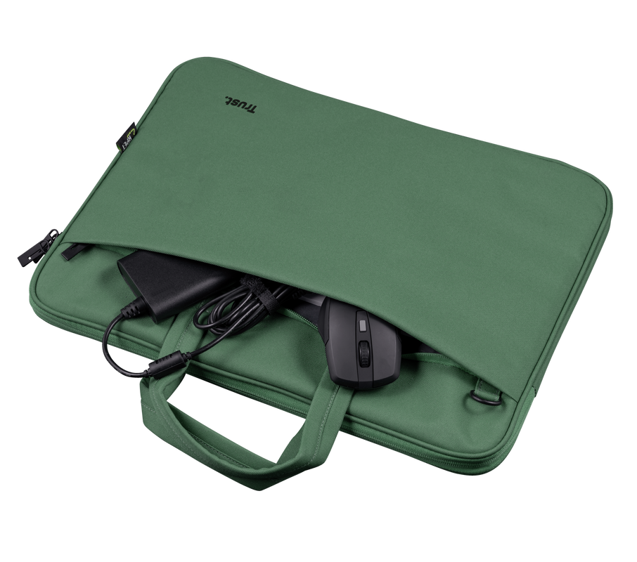 Funda verde para portátil con cargador, cable y ratón dentro, con el texto 'Trust'.