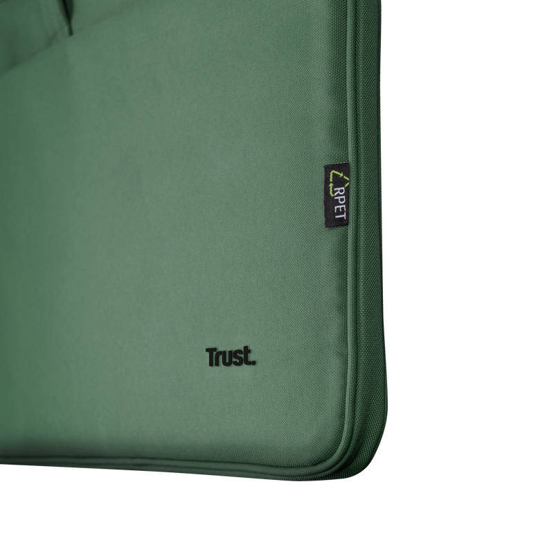 Funda verde para portátil con el logo de Trust y etiqueta RPET. Hecha de material reciclado.