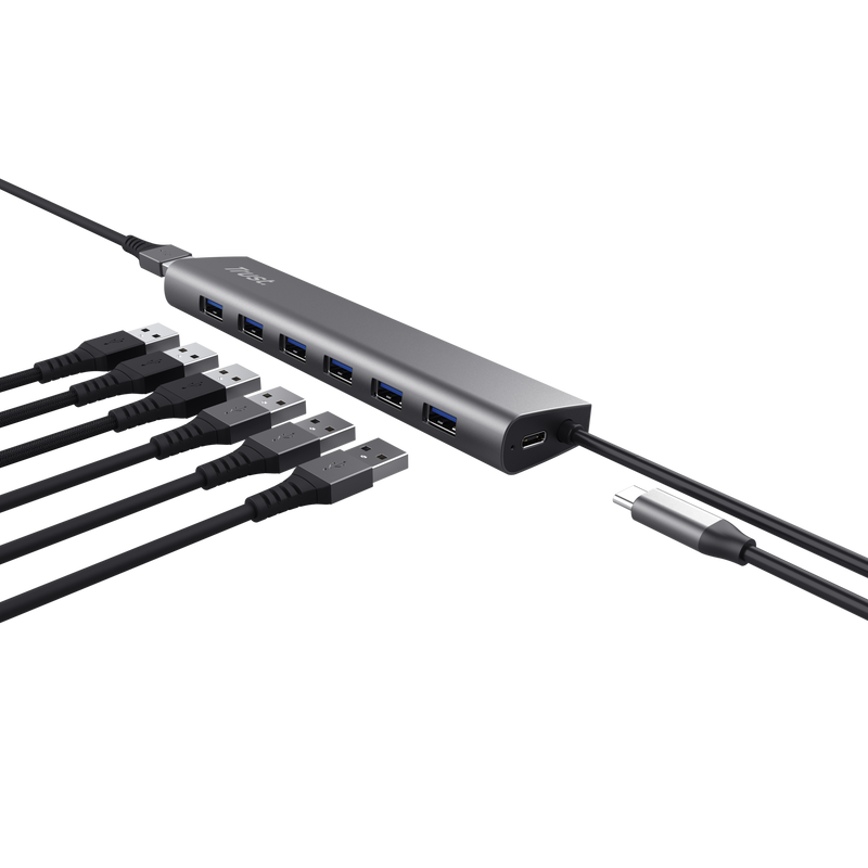 Concentrador USB plateado con múltiples puertos USB y cables conectados sobre un fondo negro.
