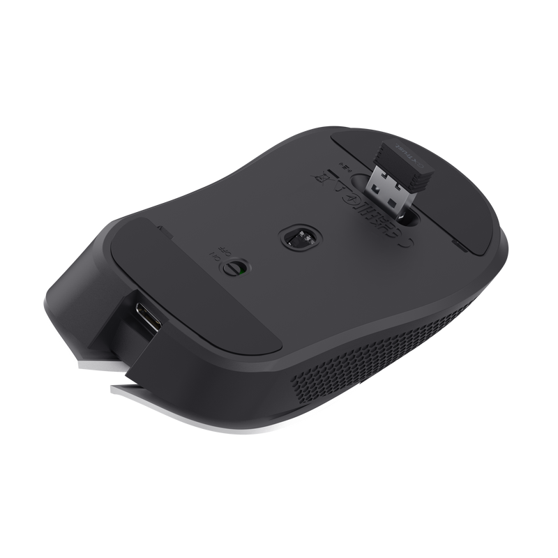 Un ratón de ordenador inalámbrico negro boca abajo, mostrando la parte inferior con un receptor USB.