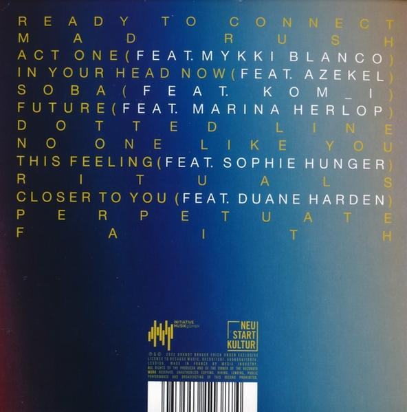 Rückseite einer CD mit Titelliste, Künstlernamen und Albumtitel in weißer Schrift auf beigem Hintergrund.