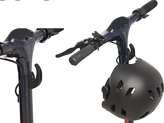 Manubrio di uno scooter, con un gancio che tiene un casco nero.