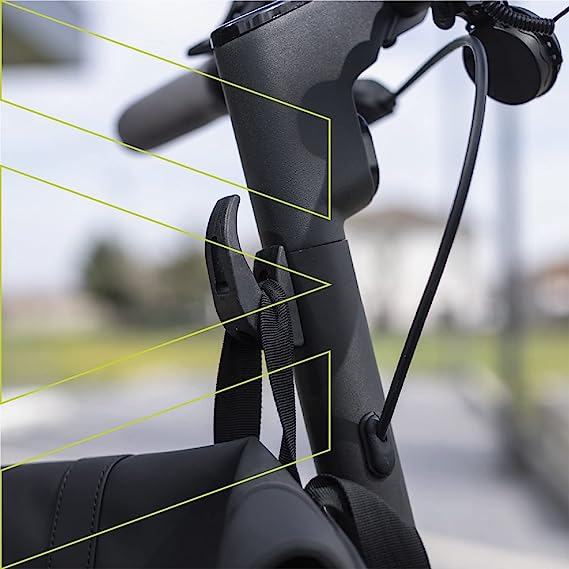 Un primo piano del manubrio di un e-scooter con una borsa attaccata e linee gialle.
