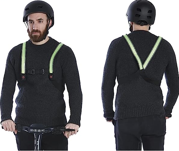 Un uomo con casco e giubbotto riflettente, che tiene un manubrio.