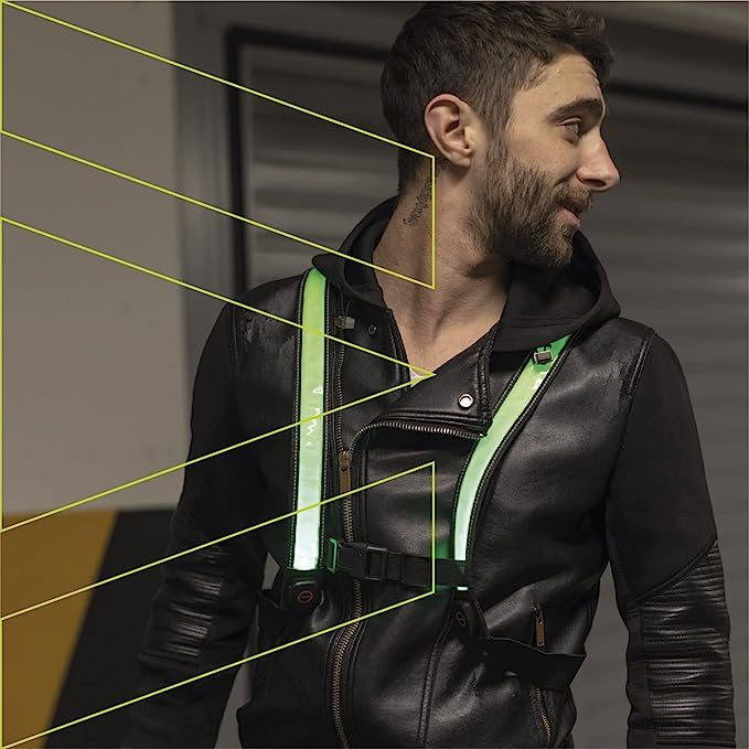 Un uomo che indossa una giacca di pelle nera e un gilet riflettente. Linee gialle sono sovrapposte all'immagine.