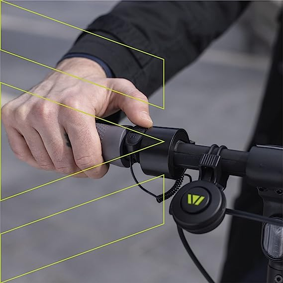 Una mano tiene l'acceleratore di uno scooter. Linee gialle evidenziano lo scooter.