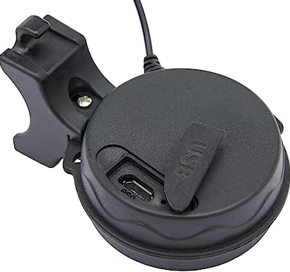 Una porta di ricarica USB su un dispositivo nero con un cavo e una clip di montaggio.