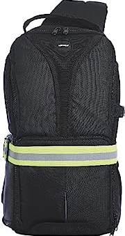 Sac à dos noir avec panneaux en maille, bande jaune et bande réfléchissante. Bretelle visible.