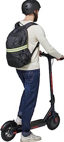 Homme avec un casque conduisant un scooter avec un sac à dos.