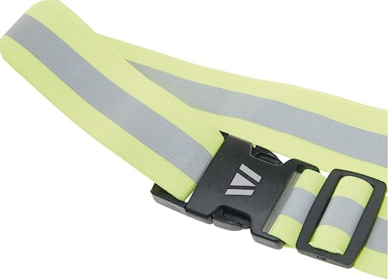 Sangle de sécurité réfléchissante jaune avec une boucle noire. La sangle a une bande grise réfléchissante au milieu.