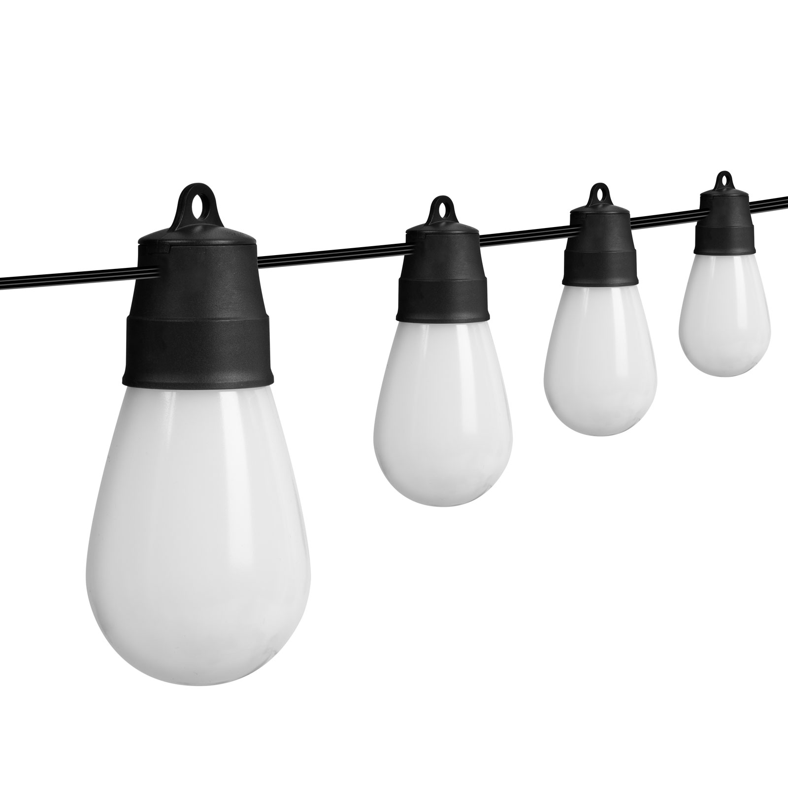 Kültéri lámpasor fehér izzókkal és fekete foglalatokkal. Fehér háttérrel.