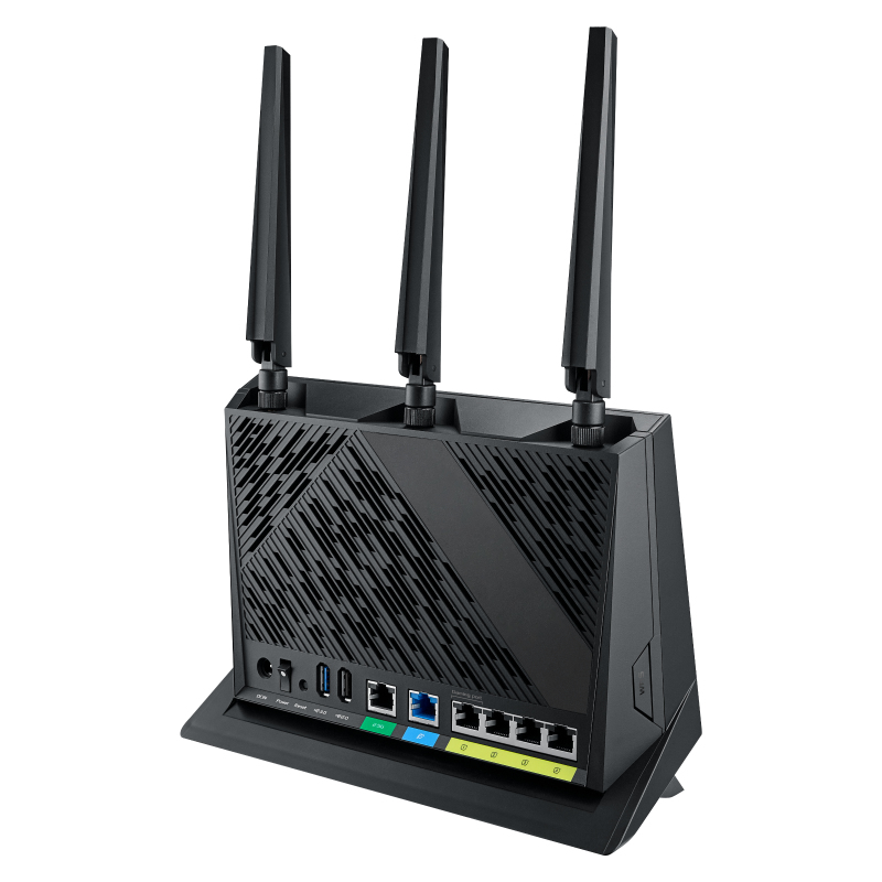 Router wifi negro con tres antenas. Múltiples puertos en la parte trasera. Soporte negro.