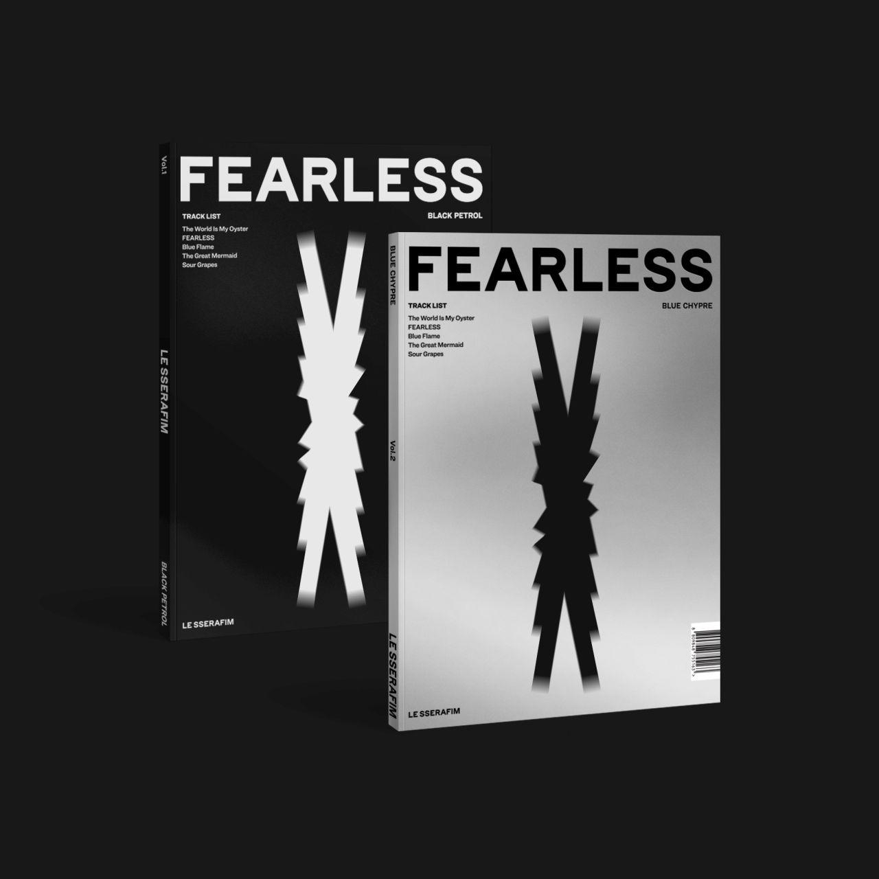 Zwei Fearless-Alben. Eines ist schwarz-weiß, das andere weiß-schwarz. Schwarzer Hintergrund.
